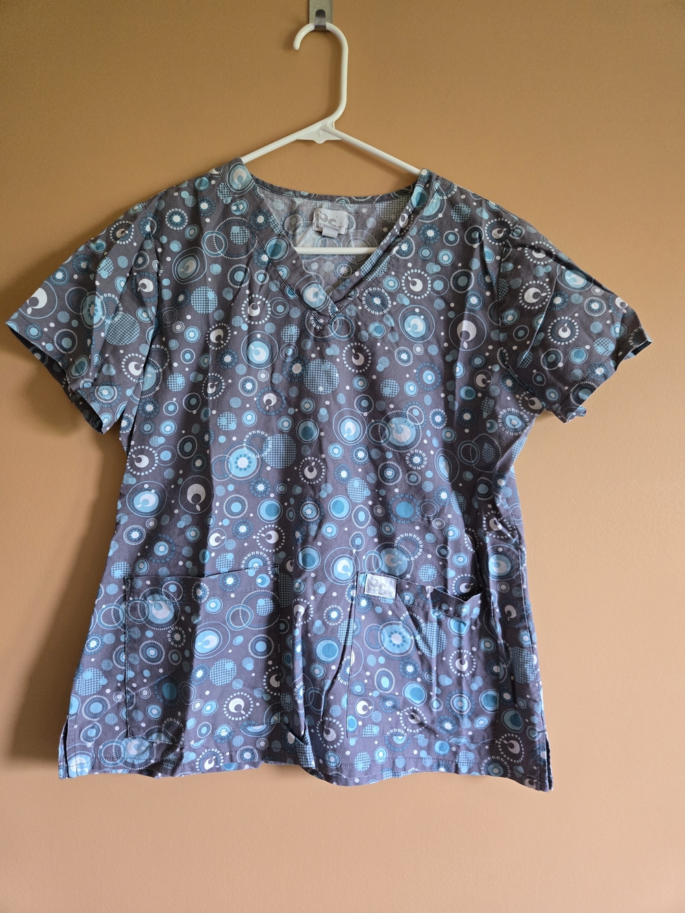 Peaches Sport Gray and Teal Circle-Print Scrub Top PTP=20.5"